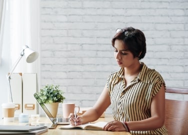 businesswoman planning work Naturheilpraxis Aachen