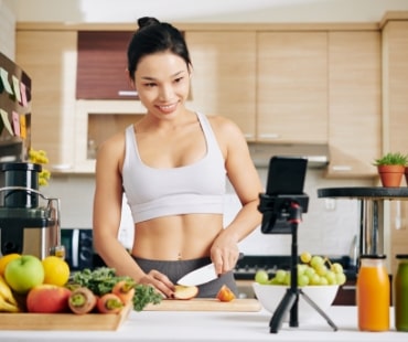 woman recording cooking video Naturheilpraxis Aachen